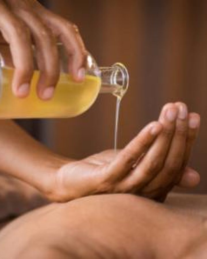 MASSAGE NATURISTE SUR TABLE AVEC DES PIERRES CHAUD — photo 5